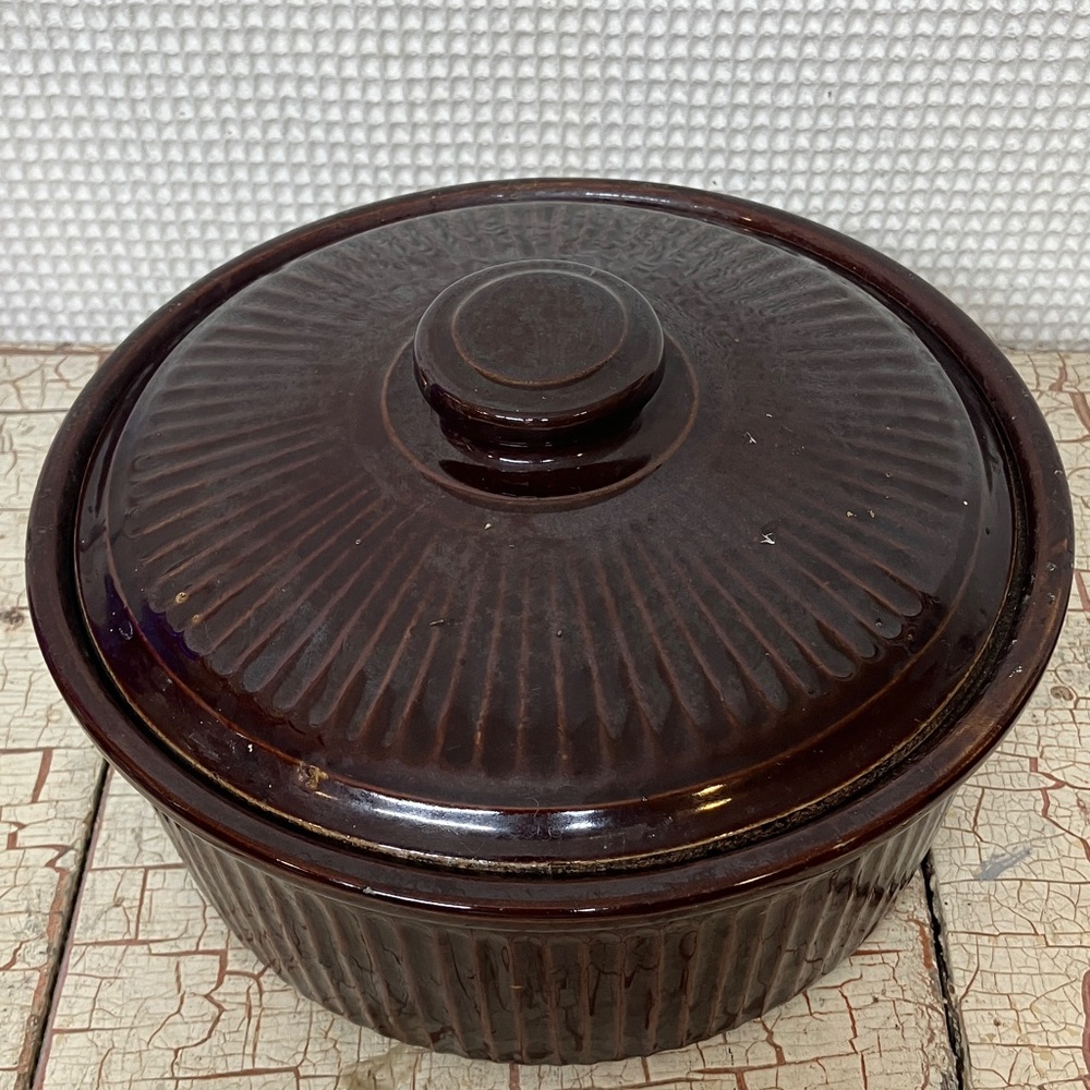 Brown stoneware casserole dish with lid - Picture 2 of 6